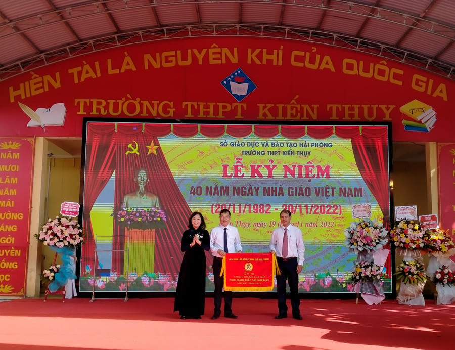 Trường THPT Kiến Thuỵ với nhiều thành tích tự hào trong năm học vừa qua.