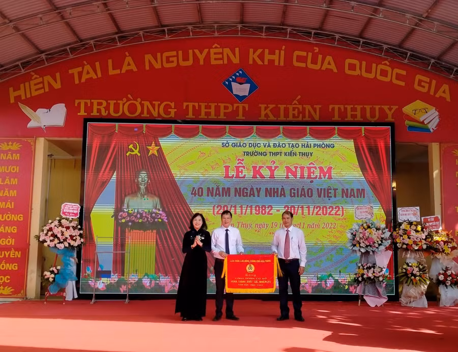 Trường THPT Kiến Thuỵ với nhiều thành tích tự hào trong năm học vừa qua.