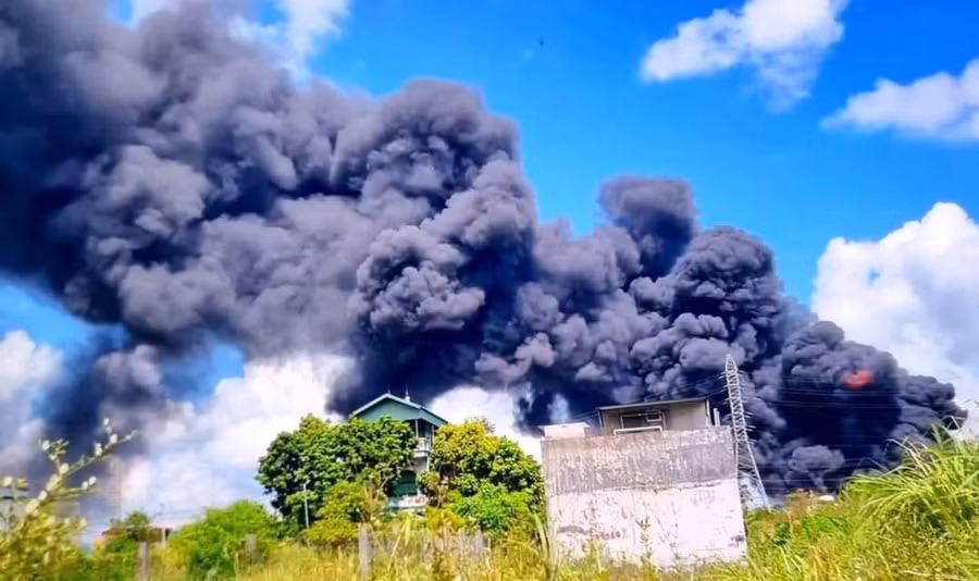 Đám cháy bùng lên dữ dội.