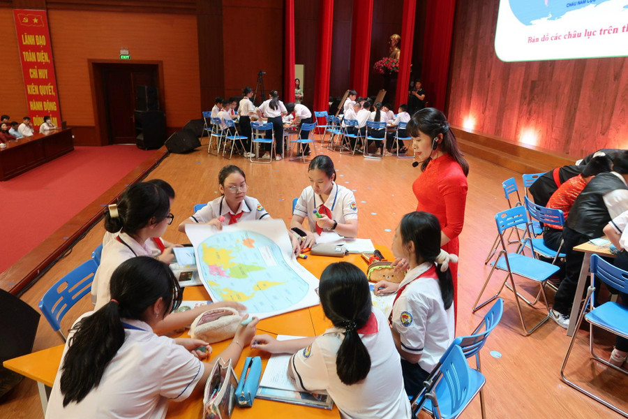 Học sinh làm việc nhóm.