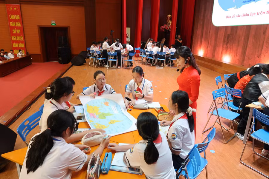 Học sinh làm việc nhóm.