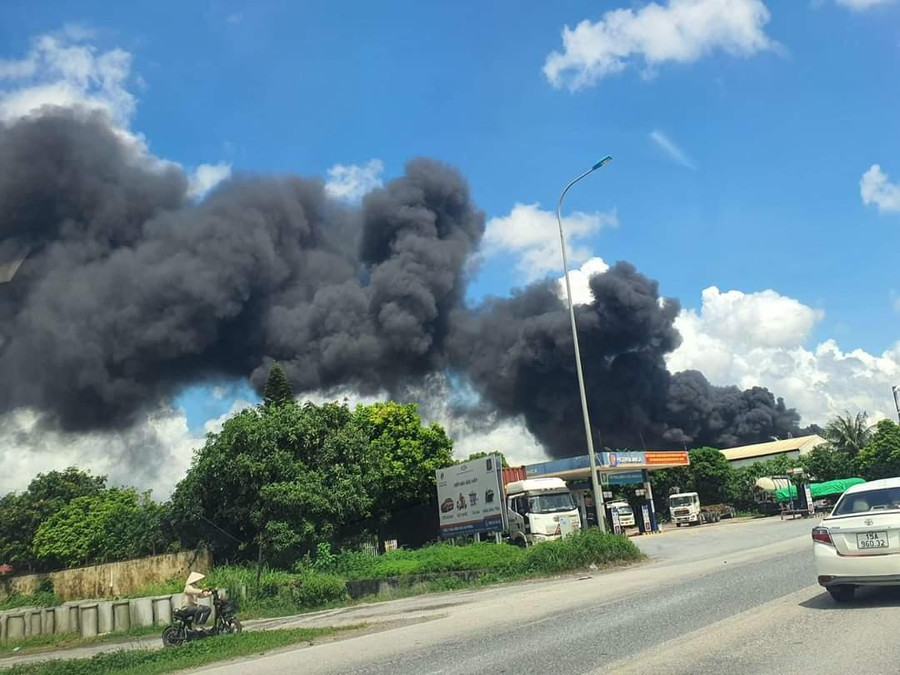 Đám khói bùng lên và lan xa vào khu dân cư.
