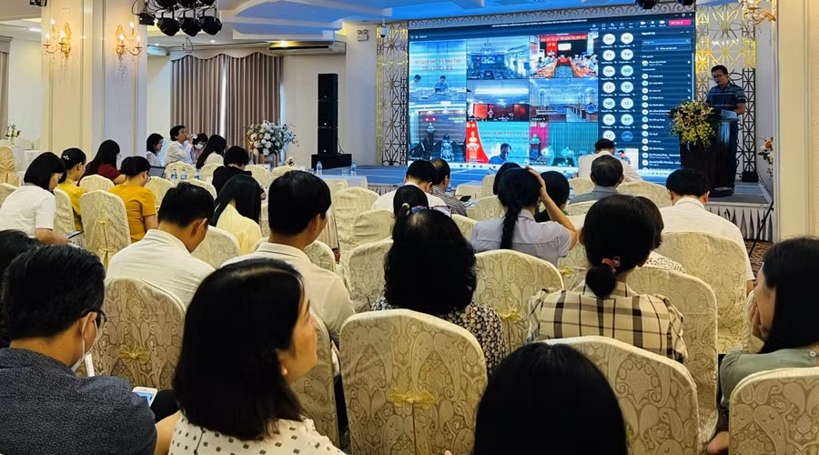 Đại biểu tham luận tại Hội nghị.