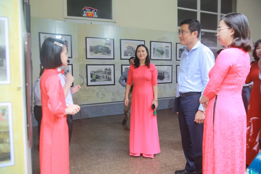 Học sinh thuyết trình tại gian trưng bày Hải Phòng xưa và nay