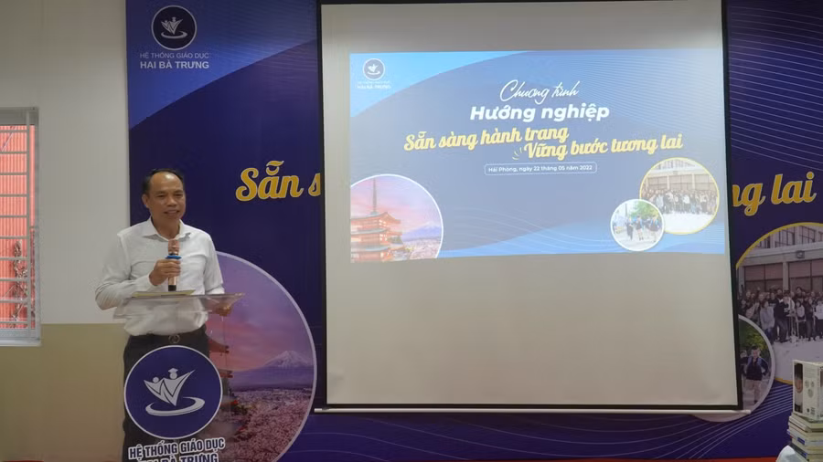 Ông Lê Quốc Tiến chia sẻ trong chương trình hướng nghiệp của Trường Hai Bà Trưng.