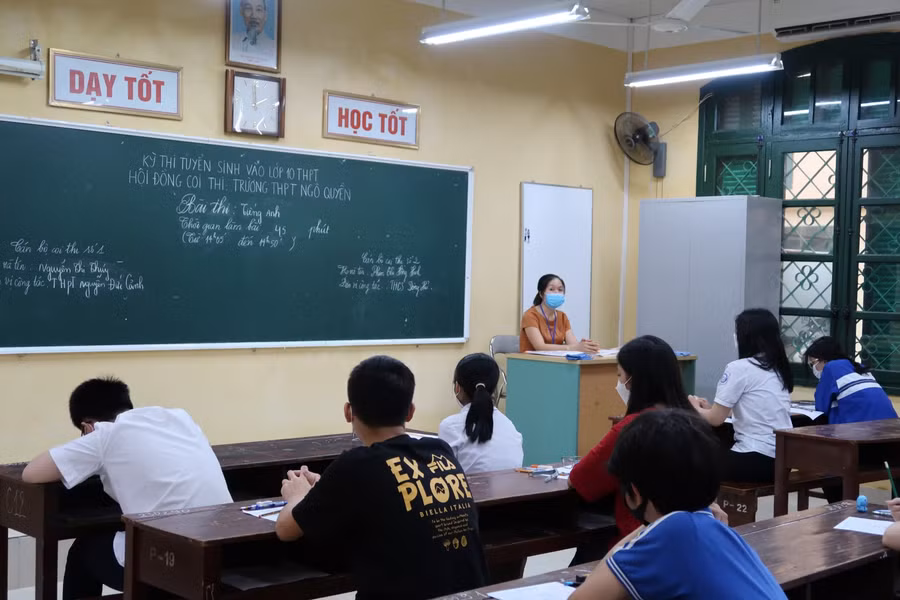 Thí sinh nghe cán bộ coi thi phổ biến quy chế thi.