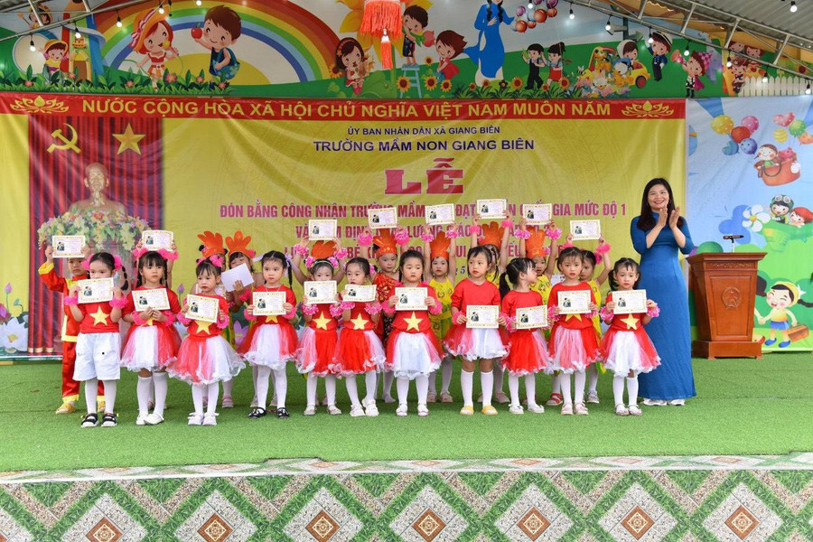 Cô trò Trường Mầm non Giang Biên, huyện Vĩnh Bảo.