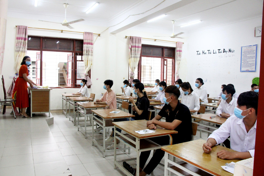 Thí sinh huyện đảo Cô Tô trong giờ chuẩn bị các thủ tục thi. Thí sinh huyện đảo Cô Tô trong giờ chuẩn bị các thủ tục thi.