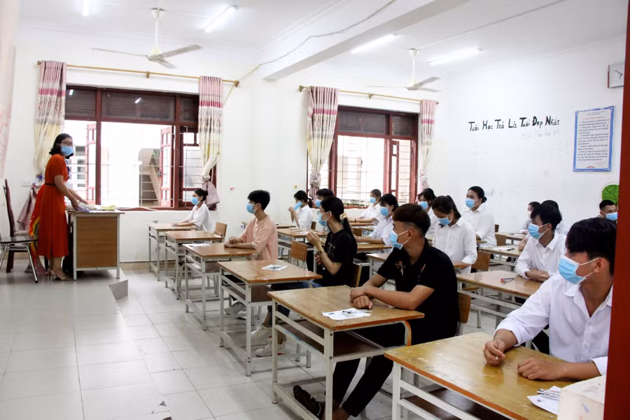 Thí sinh huyện đảo Cô Tô trong giờ chuẩn bị các thủ tục thi.