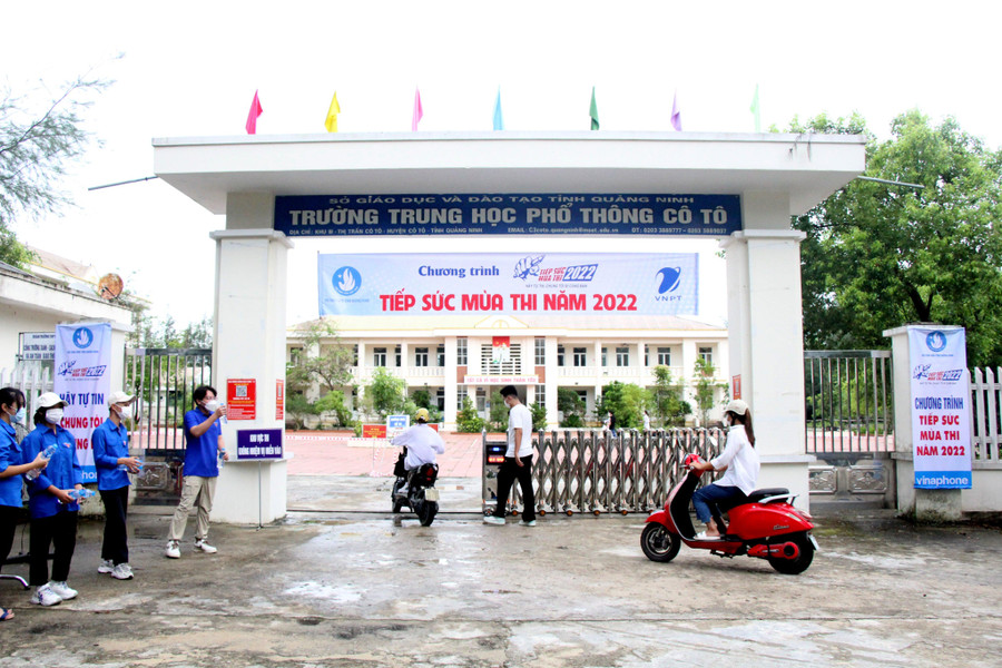 Cổng trường thi THPT Cô Tô. Cổng trường thi THPT Cô Tô.