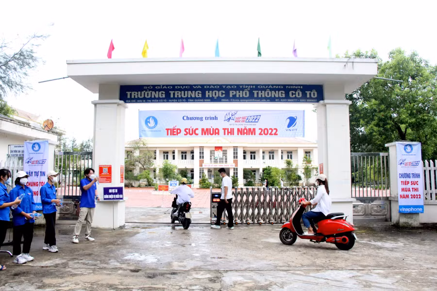 Cổng trường thi THPT Cô Tô.