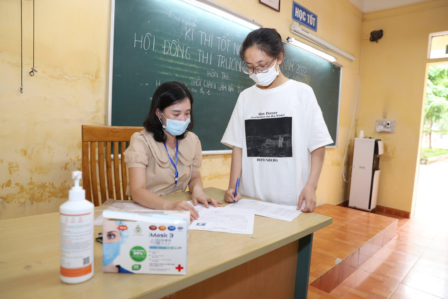 Thí sinh làm thủ tục thi trong thời tiết mát mẻ. Thí sinh làm thủ tục thi trong thời tiết mát mẻ.