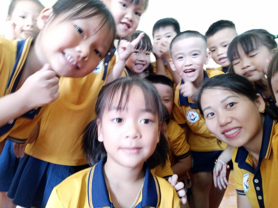 Cô Trang cùng trò Trường Mầm non Tiên Thắng trong giờ học.
