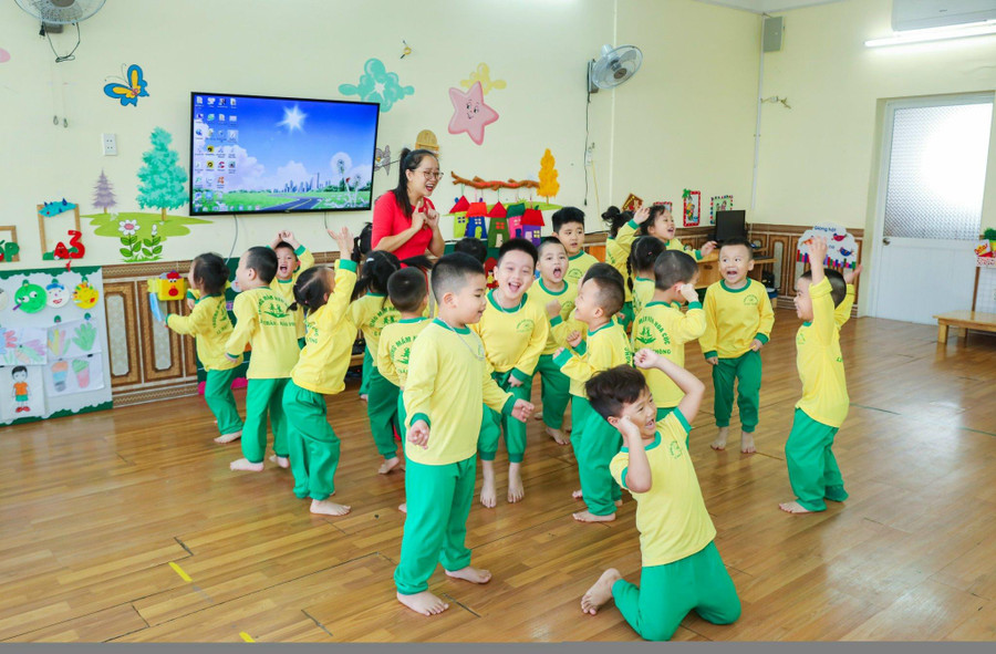 Quá trình công tác, cô Hoài Hương đạt nhiều thành tích cao trong giảng dạy và có nhiều đóng góp cho sự nghiệp giáo dục. Quá trình công tác, cô Hoài Hương đạt nhiều thành tích cao trong giảng dạy và có nhiều đóng góp cho sự nghiệp giáo dục.