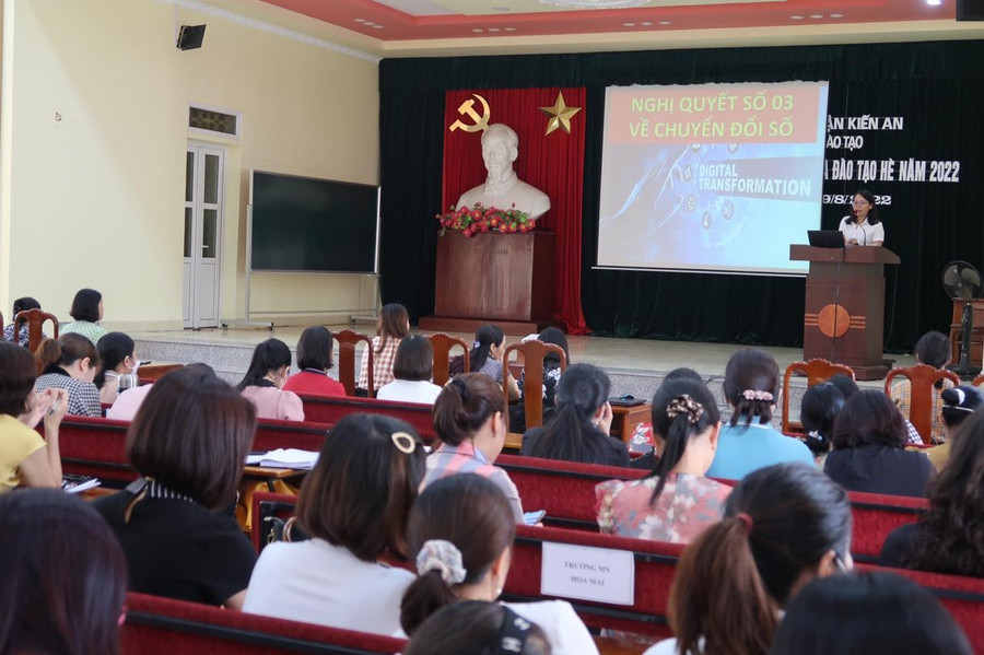 Cán bộ quản lý, tổ khối trưởng các trường trong Ngành Giáo dục quận Kiến An tham gia bồi dưỡng tư tưởng, chính trị vào ngày 9/8. Cán bộ quản lý, tổ khối trưởng các trường trong Ngành Giáo dục quận Kiến An tham gia bồi dưỡng tư tưởng, chính trị vào ngày 9/8.