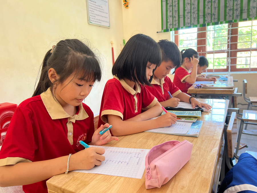 Dù còn nhiều khó khăn nhưng thầy cô luôn tạo điều kiện tốt nhất cho học trò. Dù còn nhiều khó khăn nhưng thầy cô luôn tạo điều kiện tốt nhất cho học trò.