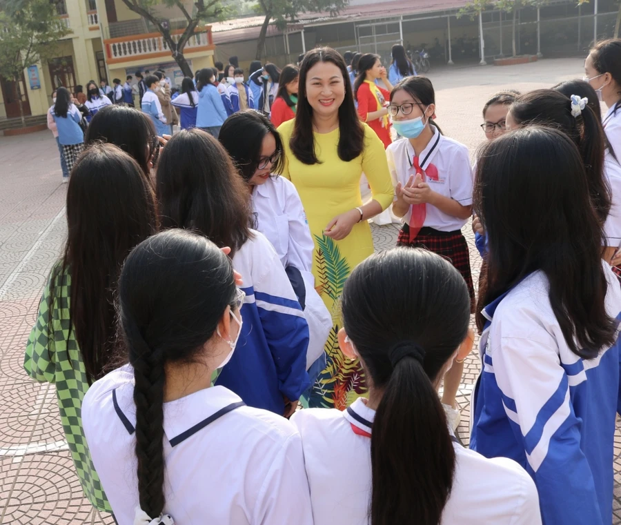 Thầy cô nên dành thời gian trò chuyện và tư vấn tâm lý cho học sinh trong những ngày đầu đến trường (ảnh minh hoạ).