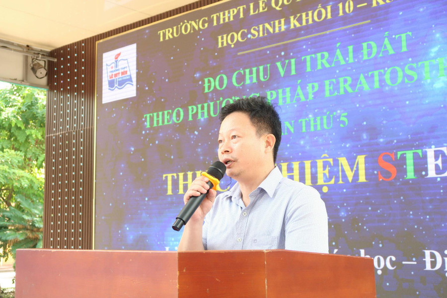 Thầy giáo Trần Mạnh Cường- Phó Hiệu trưởng Trường THPT Lê Quý Đôn chia sẻ với học sinh lớp 10 trước giờ thực nghiệm.