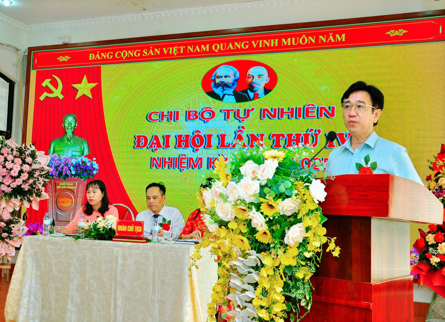 Đồng chí Đinh Hồng Tiệp, Bí thư Đảng uỷ, Hiệu trưởng Trường THPT Lê Hồng Phong phát biểu tại Đại hội. Đồng chí Đinh Hồng Tiệp, Bí thư Đảng uỷ, Hiệu trưởng Trường THPT Lê Hồng Phong phát biểu tại Đại hội.