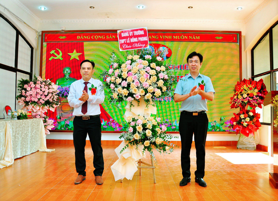 Đồng chí Đinh Hồng Tiệp, Bí thư Đảng uỷ, Hiệu trưởng Trường THPT Lê Hồng Phong tặng hoa chúc mừng Đại hội Đồng chí Đinh Hồng Tiệp, Bí thư Đảng uỷ, Hiệu trưởng Trường THPT Lê Hồng Phong tặng hoa chúc mừng Đại hội