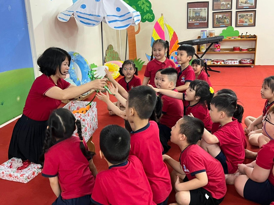 Chuẩn bị cho trẻ vào lớp 1, nhiều trường mầm non trang bị những tiền đề cần thiết, tạo cơ hội giúp trẻ tự tin.