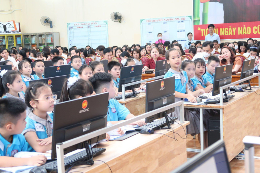 Học sinh hào hứng, tích cực tương tác cùng giáo viên.