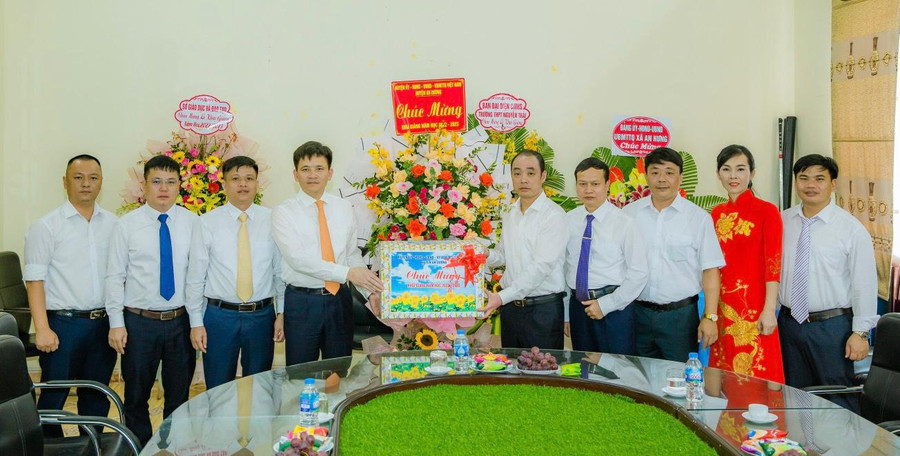 Lãnh đạo UBND huyện An Dương chúc mừng nhà trường nhân dịp năm học mới.