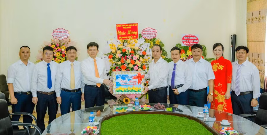 Lãnh đạo UBND huyện An Dương chúc mừng nhà trường nhân dịp năm học mới.