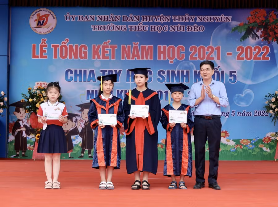 Ông Nguyễn Văn Năng- Trưởng phòng GD&amp;ĐT huyện Thuỷ Nguyên biểu dương các học sinh đã tham gia và đạt giải cao tại các cuộc thi cấp Quốc gia.