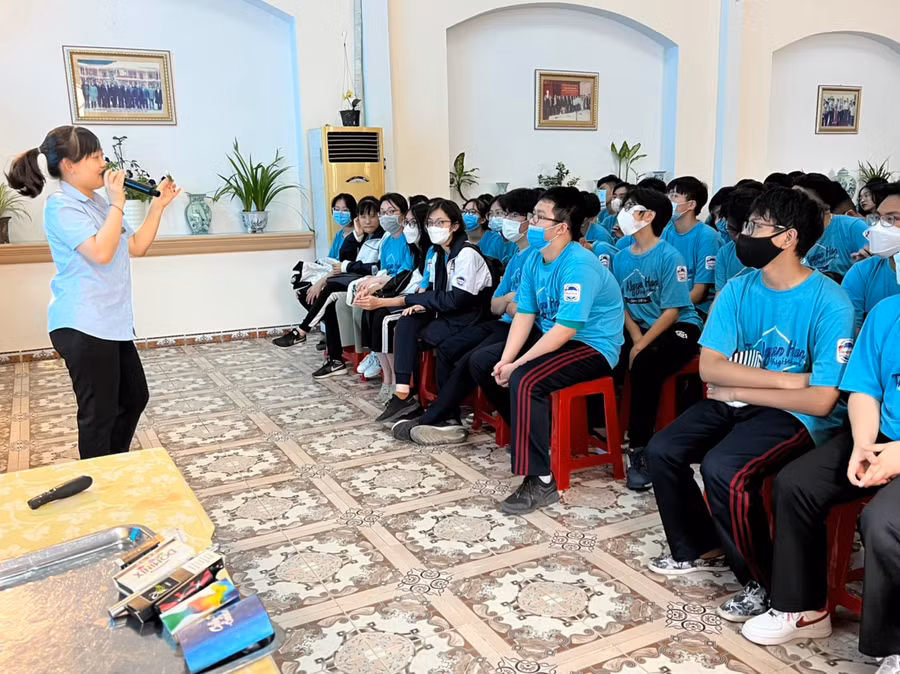 Học sinh được nghe cán bộ tuyên tuyền về các chất gây nghiện và cách phòng, tránh.