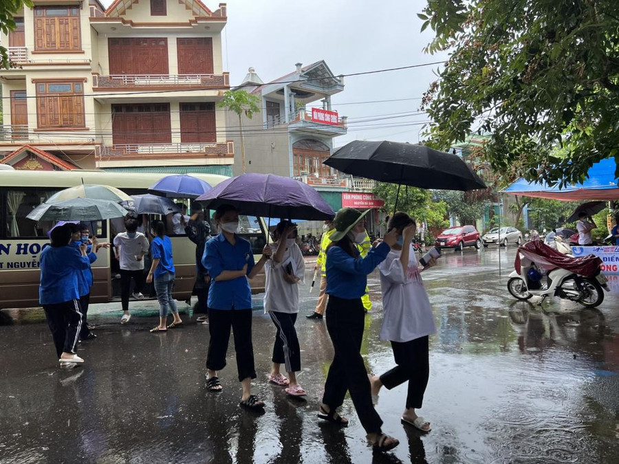 Mưa to tại nhiều địa phương trong tỉnh Quảng Ninh khiến sĩ tử gặp khó khăn.
