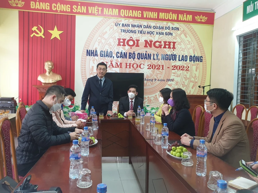 Lãnh đạo Sở GD&ĐT làm việc tại Trường Tiểu học Vạn Sơn.