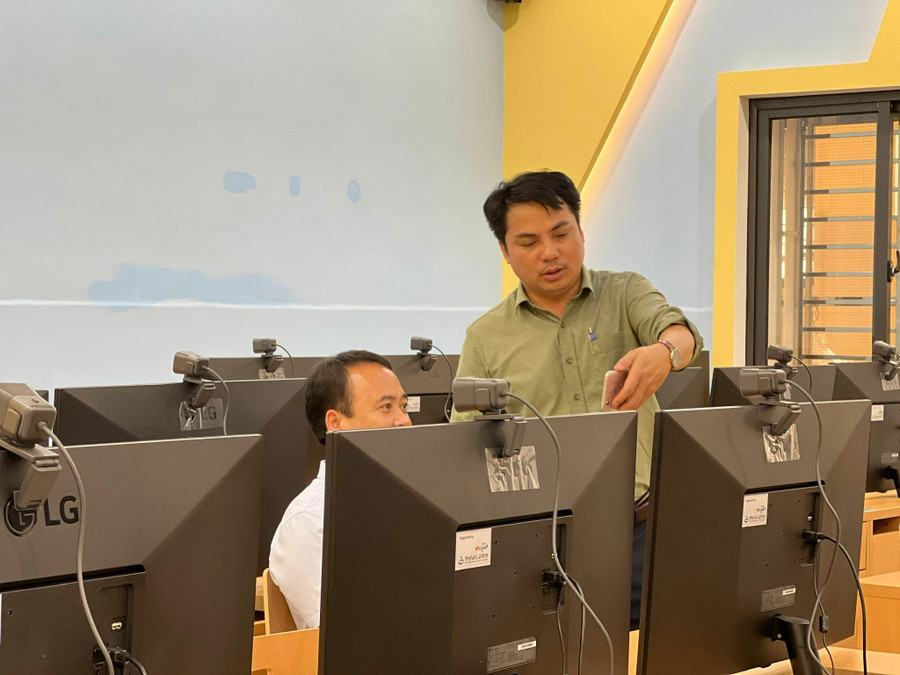 Phòng học của Trung tâm Giáo dục thông minh được lắp đặt máy tính hiện đại. Phòng học của Trung tâm Giáo dục thông minh được lắp đặt máy tính hiện đại.
