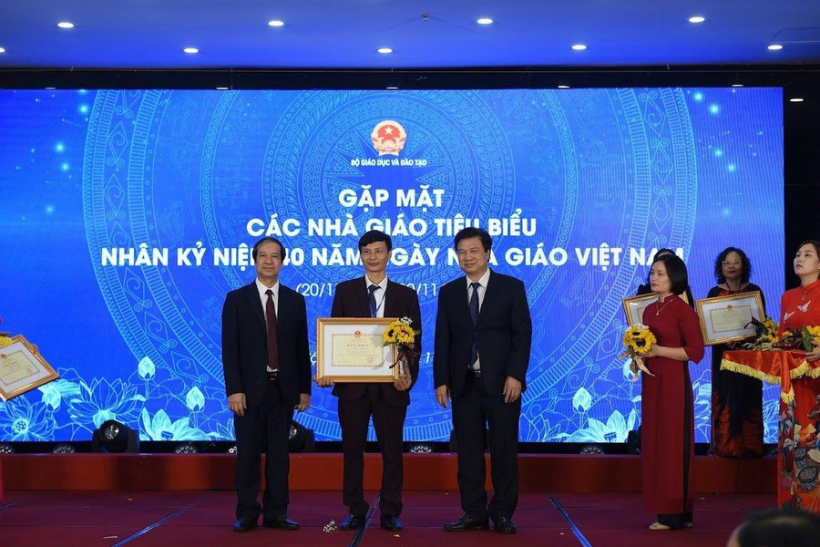 Thầy Thuận vinh dự nhận Bằng khen của Bộ GD&amp;ĐT.