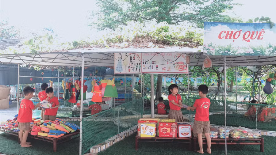 Trẻ mầm non được rèn nhiều kĩ năng cần thiết trong cuộc sống hàng ngày cùng như kĩ năng tiền tiểu học.