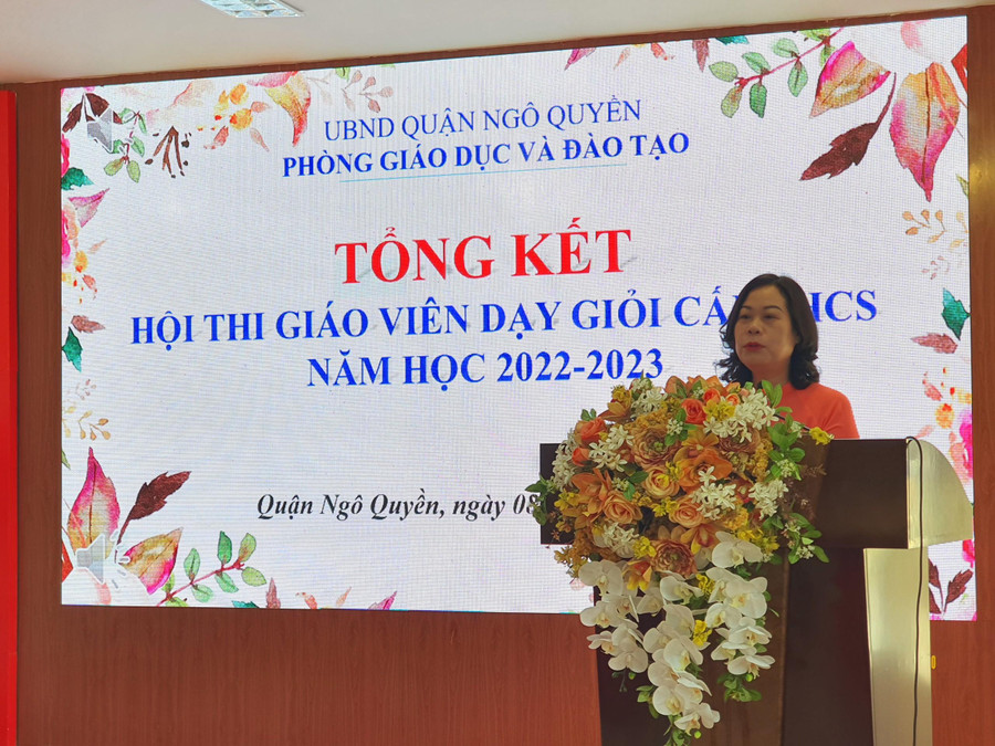 Bà Trần Thị Hồng Hiệp, Trưởng phòng GD&amp;ĐT quận Ngô Quyền phát biểu tại lễ tổng kết Hội thi.