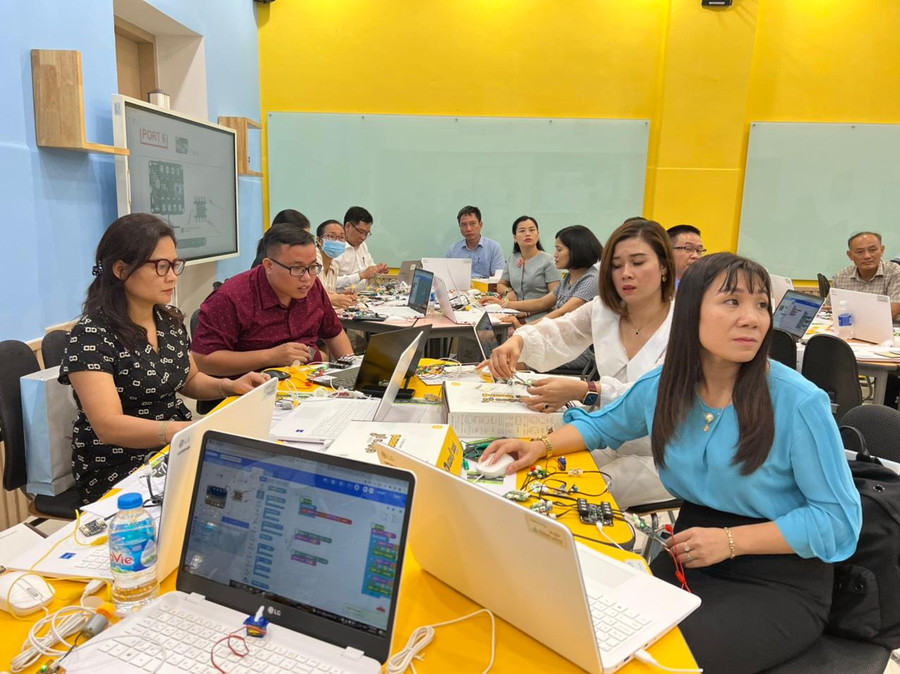 Cán bộ, giáo viên tập huấn vận hành thiết bị tại Trung tâm giáo dục thông minh tương lai Gyeongsangnam.