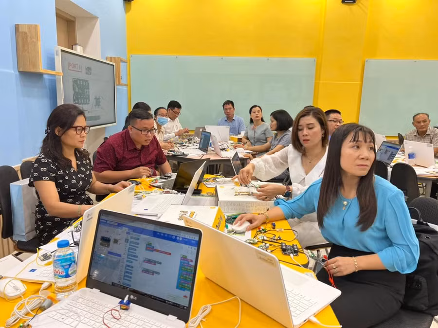 Cán bộ, giáo viên tập huấn vận hành thiết bị tại Trung tâm giáo dục thông minh tương lai Gyeongsangnam.