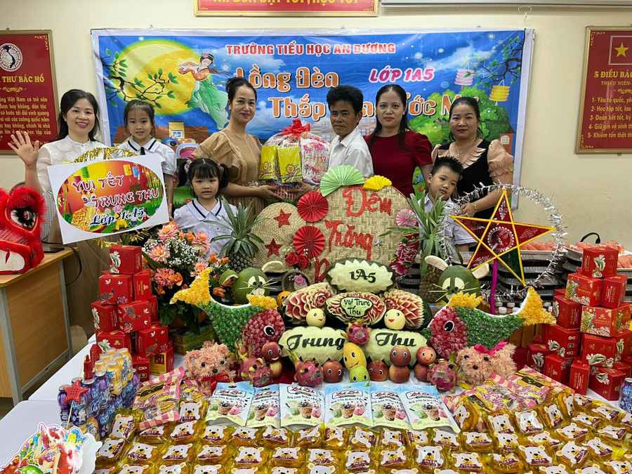 Học sinh Trường Tiểu học An Dương với những hoạt động trải nghiệm trong ngày Trung thu cùng cô và ba mẹ.