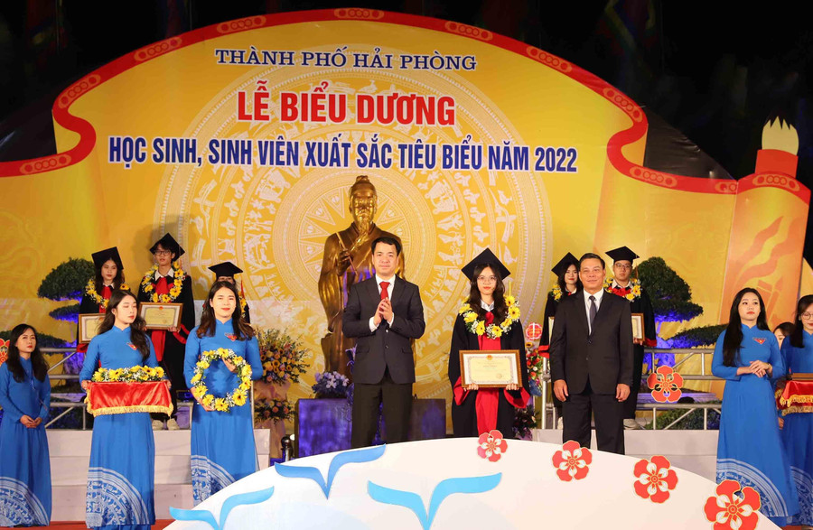 167 sinh viên xuất sắc tiêu biểu được khen thưởng tối ngày 12/11.