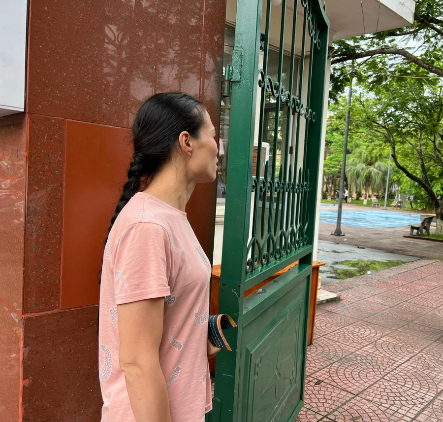 Cô Hà ngóng vào cổng trường thi khi hiệu lệnh trống hết giờ làm bài vang lên. Cô Hà ngóng vào cổng trường thi khi hiệu lệnh trống hết giờ làm bài vang lên.