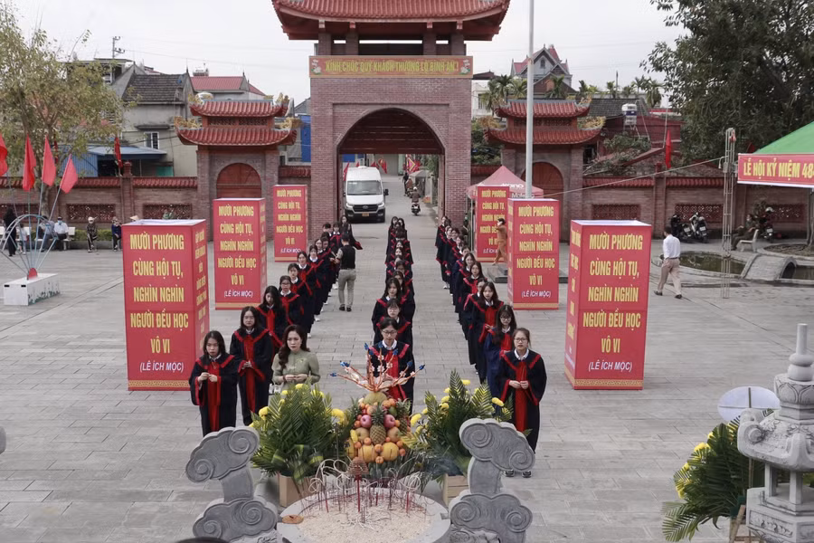 Đoàn viên ưu tú Trường THPT Lý Thường Kiệt dâng hương tại Đền thờ Trạng nguyên Lê Ích Mộc