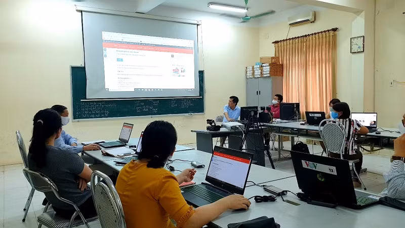 Các cơ sở GD lập phòng dạy trực tuyến ngay tại trường học.