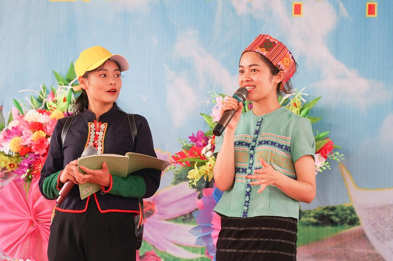 Cô Lô Thị Yến Phương (bên trái) thực hành một đoạn hội thoại chỉ đường cho khách nước ngoài. Cô Lô Thị Yến Phương (bên trái) thực hành một đoạn hội thoại chỉ đường cho khách nước ngoài.