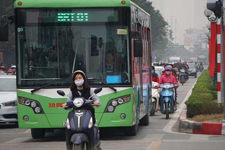 Sau Tết, Hà Nội sẽ phạt cả xe buýt thường đi vào làn buýt nhanh