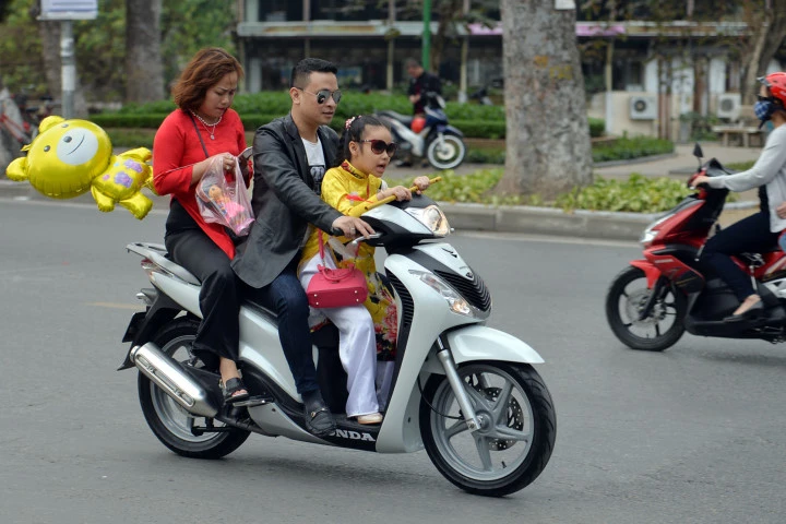 Vắng cảnh sát, người đi du xuân "quên" đội mũ bảo hiểm