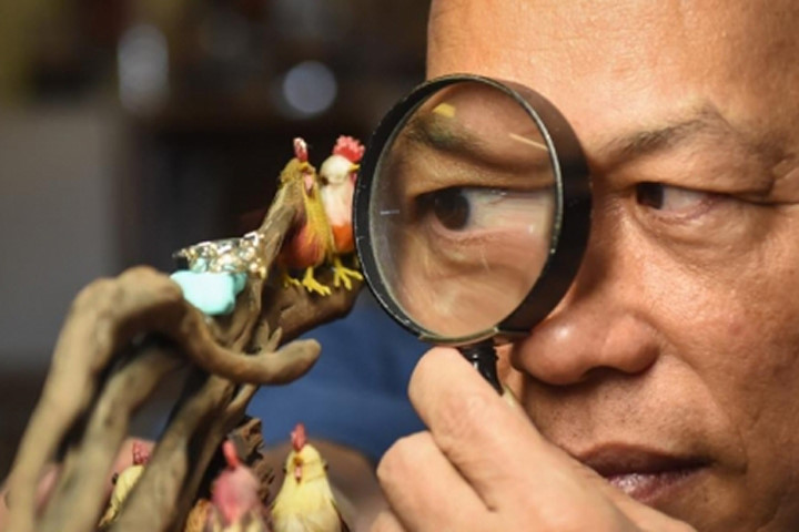 Một nghệ nhân người Đài Loan đã hoàn thành tác phẩm điêu khắc tí hon hình con gà trống từ hạt nho khô.