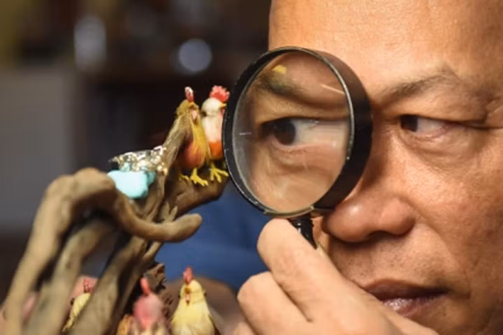 Một nghệ nhân người Đài Loan đã hoàn thành tác phẩm điêu khắc tí hon hình con gà trống từ hạt nho khô.