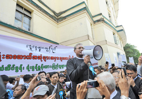 Luat su cua dang cam quyen Myanmar bi ban chet tai san bay - Anh 1