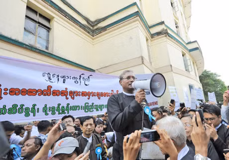 Luat su cua dang cam quyen Myanmar bi ban chet tai san bay - Anh 1